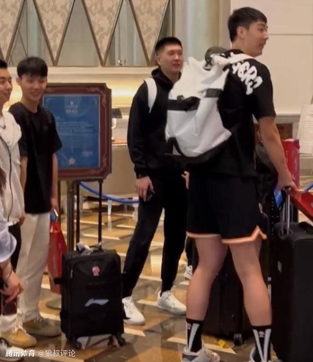 玛莎拉蒂的速度很快，到跟前一个转向，就要冲进董若琳正准备停的那个停车位里。